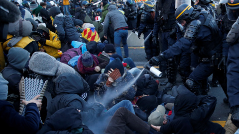 Gendarmes franceses actúan contra los manifestantes de Tsunami Democratic que estaban cortando desde ayer la AP-7 a la altura de La Jonquera. /REUTERS