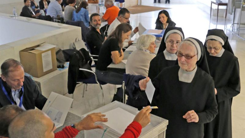 Un grupo de religiosas vota en un colegio electoral, durante la jornada en que Galicia celebra las elecciones autonómicas, esta mañana en Santiago de Compostela. EFE/Lavandeira jr