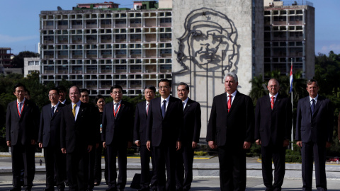 El primer ministro chino, Li Keqiang, junto al vicepreidente cubano, Miguel Diaz Canel, y parte de su delegación y otros dirigentes de la isla, en un homenaje al héroe de la independencia Jose Marti en la Plaza de la Revolución, en La Haban