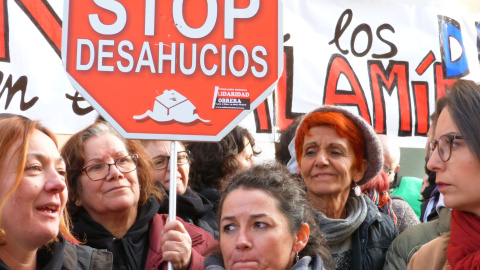 12/11/2019.- Carmen Arnedo, una jubilada cuyo desahucio fue paralizado el 7 de noviembre se encontraba entre las personas que apoyaron a Diego Catriel. / María Duarte