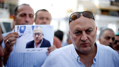 Majed Hattar , hermano del escritor jordano Nahed Hattar, habnla con los periodistas tras el asesinato de su hermano. REUTERS/Muhammad Hamed