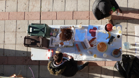 12/11/2019-. Una mesa con desayuno para las personas que acudieron a paralizar el desahucio de Diego Catriel en Guadalajara. / María Duarte