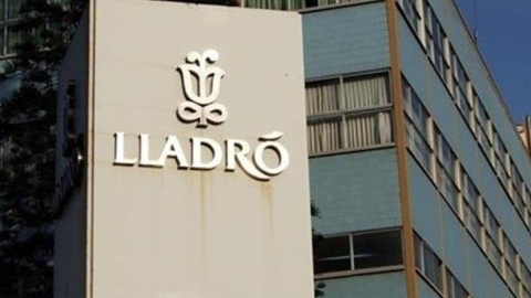 Logo de Lladró en su sede. E.P.