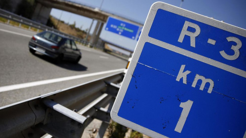 Indicador kilométrico en la autopista radial R-3 de Madrid. REUTERS