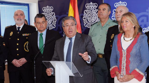 El ministro del Interior, Juan Ignacio Zoido, con representantes de la Junta de Andalucía, Marbella y miembros de la Guardia Civil en Algeciras / EFE