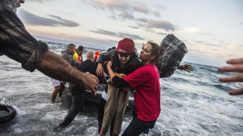 Refugiados afganos llegan a la costa de Skala Sikaminias, en la isla griega de Lesbos. / EFE