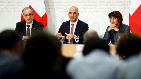 De izquierda a derecha, los ministros suizos de Defensa, Guy Parmelin, Interior, Alain Berset , y Energía, Doris Leuthard, en rueda de prensa para valorar los resultados de los referendum celebrados este domingo. REUTERS/Ruben Sprich