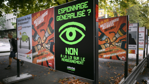 Un cartel en Ginebra que dice "¿Espionaje generalizado? No a la Ley de Inteligencia", de la campaña contra la propuesta de una nueva ley que da más atribuciones a los servicios de inteligencia suizos. AFP / Fabrice Coffri