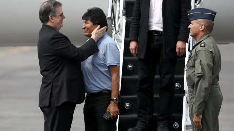 El canciller mexicano, Marcelo Ebrard, ha sido el encargado de recibir al expresidente boliviano. / Reuters