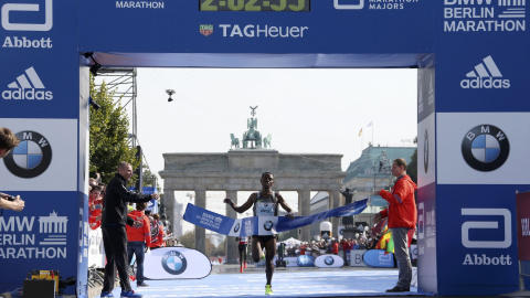 Llegada de Bekele a la meta donde se proclamó vencendor del maratón de Berlín.- REUTERS