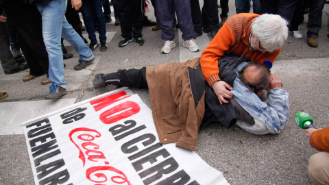 Un trabajador de Coca-Cola, en el suelo tras ser golpeado por la Policía durante las cargas. -JAIRO VARGAS