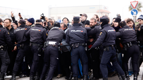 La Policía corta el paso a los trabajadores de Coca-Cola en la planta de Fuenlabrada. -JAIRO VARGAS