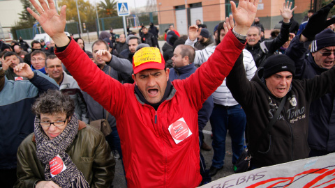 Los trabajadores de Coca-Cola en Fuenlabrada protestan contra el desmantelamiento de la fábrica. -JAIRO VARGAS