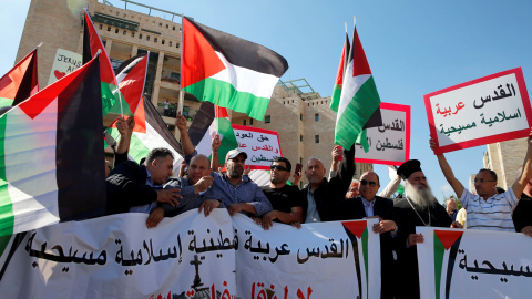 Los palestinos participan en una protesta contra la apertura de la nueva embajada de los EEUU.