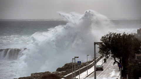 Una ola rompe este lunes en el municipio menorqués de S'Algar. El temporal ha activado diversas alertas de la Aemet por fenómenos meteorológicos adversos. La alerta naranja por fenómenos costeros se extenderá hasta mañana, con olas de 7 met