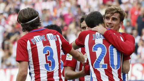 El delantero francés del Atlético celebra con sus compañeros el gol marcado ante el Deportivo. EFE/FERNANDO ALVARADO