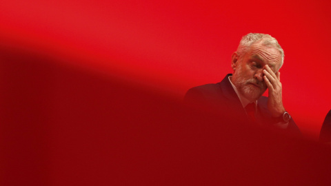 El líder del Partido Laborista de Gran Bretaña, Jeremy Corbyn, escucha un discurso en el primer día de la conferencia del Partido Laborista, en Liverpool. REUTERS/Peter Nicholls