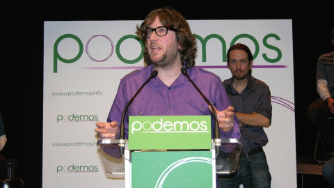 Miguel Urbán durante la presentación de Podemos en enero de 2014. Tras él, Pablo Iglesias. / Podemos (YouTube)