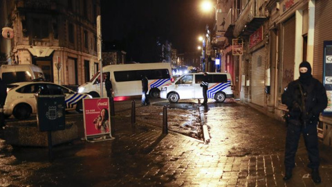 Varios antidisturbios vigilan los accesos cerrados a la calle donde se ha llevado a cabo una operación antiterrorista en la ciudad de Verviers. EFE