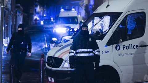 nntidisturbios vigilan los accesos cerrados a la calle donde se ha llevado a cabo una operación antiterrorista en la ciudad de Verviers. EFE