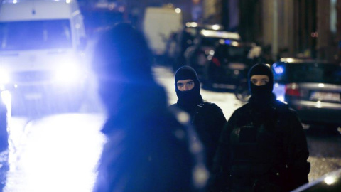 nntidisturbios vigilan los accesos cerrados a la calle donde se ha llevado a cabo una operación antiterrorista en la ciudad de Verviers. EFE