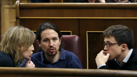 Tania Sánchez en el Congreso junto a Pablo Iglesias e Iñigo Errejón. EFE