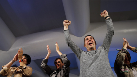 El dirigente de la izquierda abertzale, Arnaldo Otegi, y la candidata a lehendakari por EH Bildu, Laura Mintegi, celebran los resultados electorales de su formación e las elecciones vascas. EFE/Javier Etxezarreta.