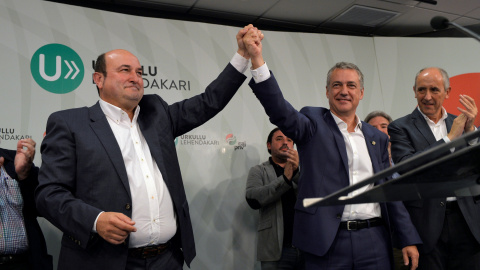 Ilñigo Urkullu celebra su victoria en las elecciones autonómicas en el País Vasco con el presidente del PNV, Andoni Ortuzar, en Bilbao. REUTERS/Vincent West