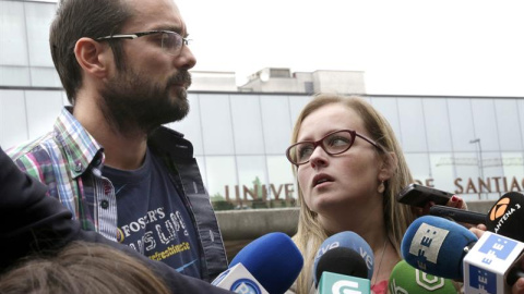 Antonio Lago y Estela Ordoñez, los padres de Andrea, una niña de 12 años que sufre una enfermedad rara y degenerativa, han pedido esta mañana ante los medios "una muerte digna" para su hija tras agravarse la situación de la pequeña, ingresa