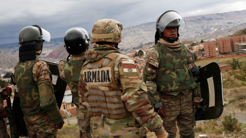 Miembros del ejército en los alrededores de La Paz durante las protestas. / Reuters