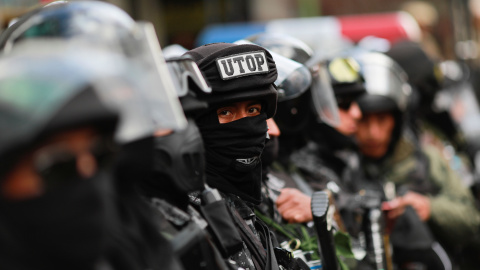 Miembros de las fuerzas de seguridad durante las protestas en La Paz de estos días. / Reuters