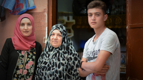 Las hermanas Mayada y Fadylih Khalaf, y el nieto de Fadylih, Mohammad, de 16 años. /ANDREA OLEA