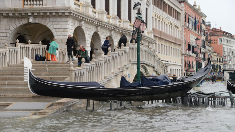 Una góndola varada y arrancada de su amarre en el canal de Venecia. EFE/ANDREA MEROLA