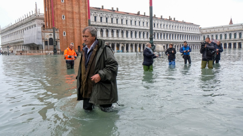 El alcalde de Venecia, Luigi Brugnaro, camina por la inundada Plaza de San Marcos. REUTERS/Manuel Silvestri