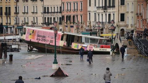 Un barco encallado en el muelle tras la peor inundación desde 1966. EFE/Andrea Merola