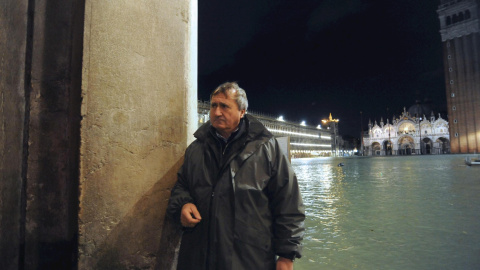 El alcalde de Venecia, Luigi Brugnaro, durante las inundaciones extremas en Venecia. EFE / ANDREA MEROLA