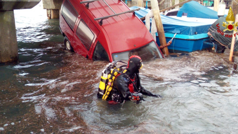 13/11/2019.- Un bombero con equipo de submarinismo a través del agua frente a un automóvil sumergio en Venecia. REUTERS / Vigili del Fuoco