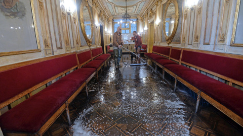 13/11 / 2019.- Un trabajador limpiando en el histórico café Florian en la plaza San Marco, dañado por el mal tiempo en Venecia. EFE/ANDREA MEROLA