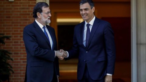 El presidente del Gobierno, Mariano Rajoy, y el líder del PSOE, Pedro Sánchez, se saludan momentos antes de la reunión que mantuvieron en el Palacio de la Moncloa. - EFE