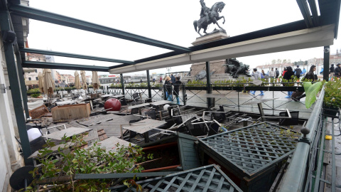 13/11/2019.- Vista de los daños en el Florian cafe en la Plaza San Marcos. EFE/ANDREA MEROLA