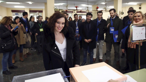 10/11/2019.- La presidenta de la Comunidad de Madrid, Isabel Díaz Ayuso, vota en el Instituto Lope de Vegapara las elecciones generales que se celebran este domingo. EFE/ Javier López Hernández