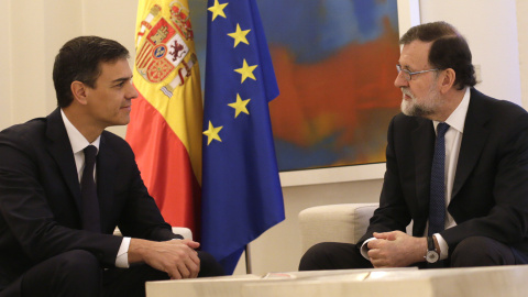 El secretari general del PSOE, Pedro Sànchez, i el president del Govern i del PP, Mariano Rajoy, reunits aquest dilluns a La Moncloa. / Pool Moncloa.