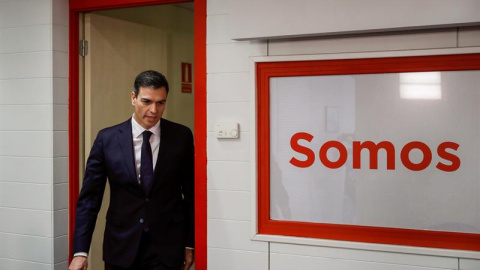 El líder del PSOE, Pedro Sánchez, a su llegada a la rueda de prensa ofrecida en la sede del partido. - EFE