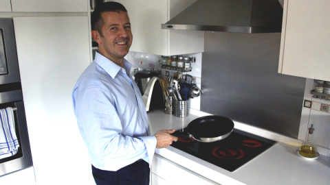 Greg Wells en la cocina de su casa, que funciona en parte gracias a la energía solar. L.V.