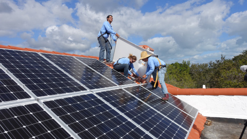 Una instalación de paneles solares sobre tejado. AFP