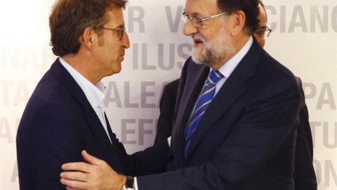 Rajoy y Feijóo se saludan en el Comité Ejecutivo Nacional del PP que se ha reunido hoy para analizar los resultados del 25-S. EFE/J.P. Gandul