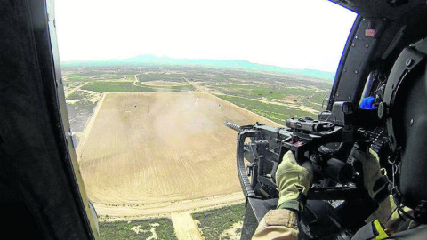 Un soldado dispara a las dianas en tierra con su ametralladora durante las prácticas en el campo de tiro de Bardenas. (Ministerio de Defensa)