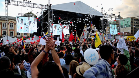 Cientos de personas siguen la firma de los Acuerdos de Paz desde la Plaza de Bolívar de Bogotá. - EFE