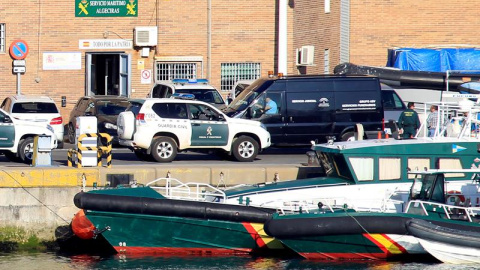 El vehículo de la funeraria se dispone a trasladar el cuerpo del niño de 9 años que ha fallecido en aguas de Algeciras (Cádiz) al ser arrollada por una lancha neumática semirrígida la barca donde navegaba con su padre. /EFE