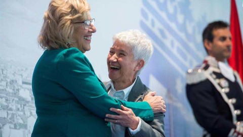 La alcaldesa de Madrid, Manuela Carmena (izquierda), tras hacer entrega de una de las medallas de Oro de la ciudad a la activista de los derechos LGTB y expresidenta del Cogam Boti García. (FERNANDO VILLA | EFE)